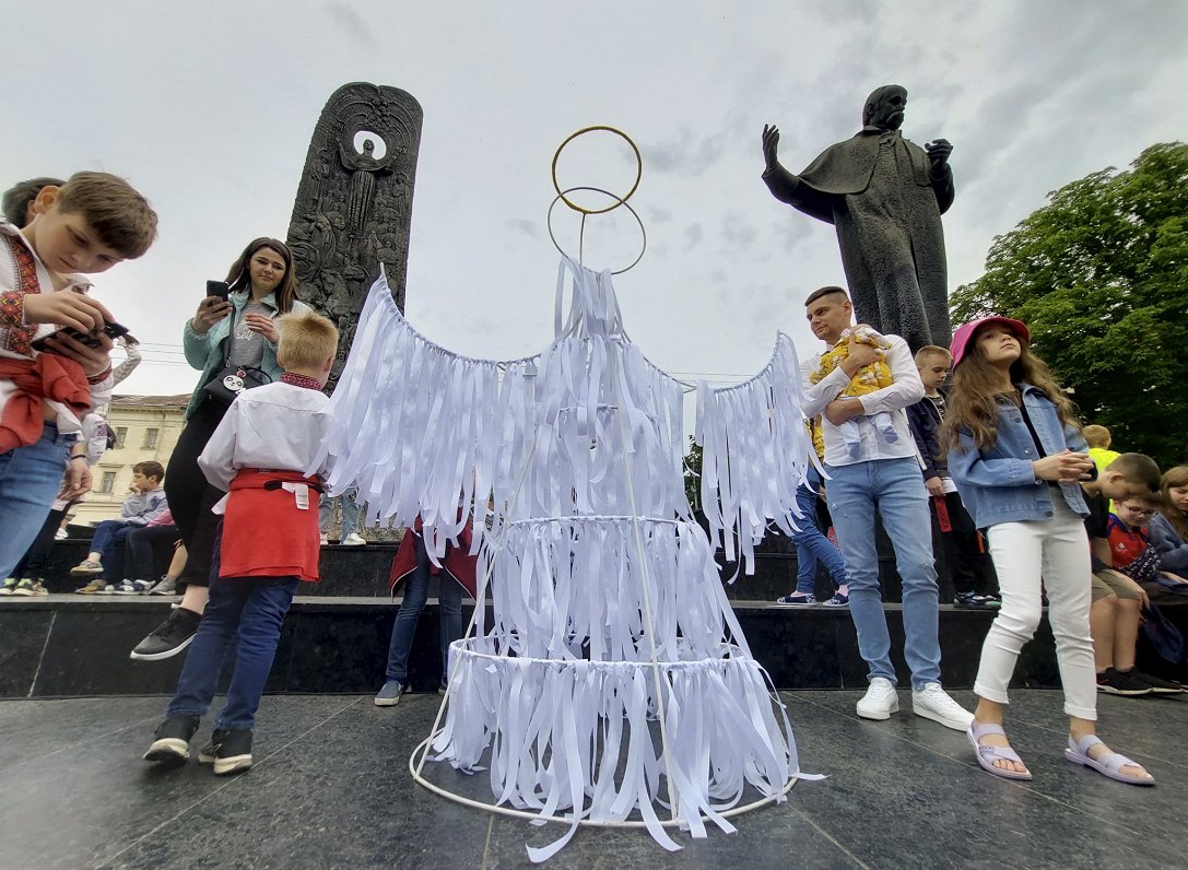 Ukrainā piemin Krievijas iebrukumā bojāgājušos bērnus. Instalācija &quot;Gaismas eņģeļi&quot; Ļvivā...
