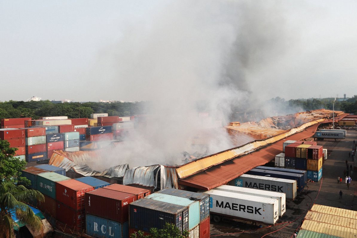 Ugunsgrēks kuģniecības konteineru noliktavā Bangladešā, 2022. gada 5. jūnijā