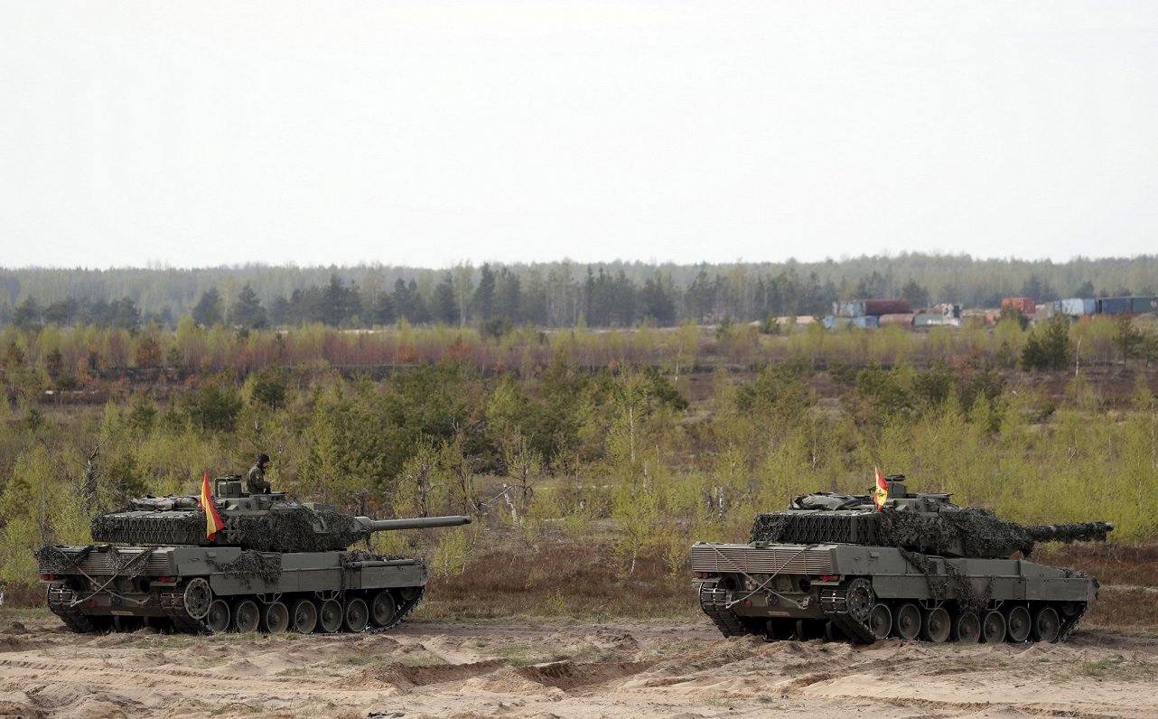 &quot;Leopard 2E&quot; tanki militārajās mācībās Ādažu poligonā, 2022. gada 11. maijs. Attēls ilustr...