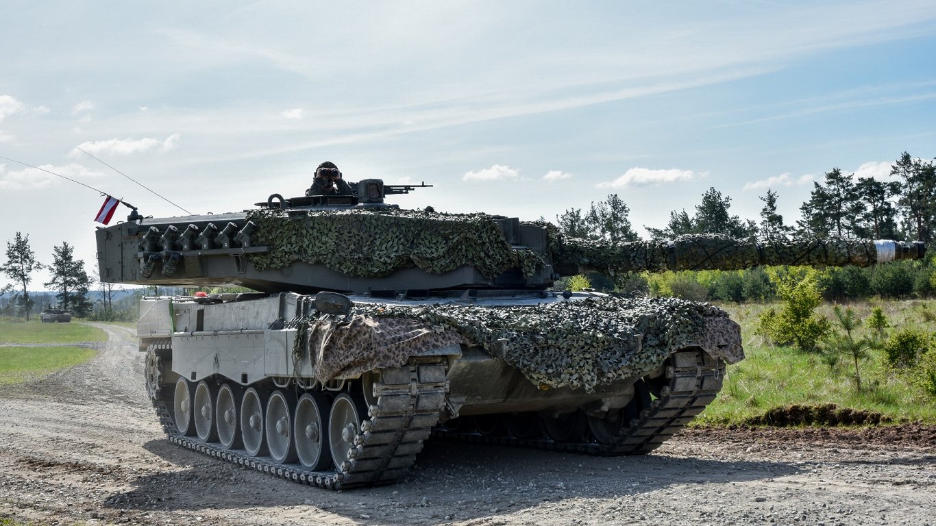 Тяжелые танки Leopard 2A4 армии Австрии на учениях. Германия, Графенвёр, 10.05.2017