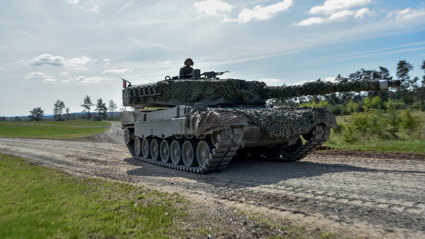 Тяжелые танки Leopard 2A4 армии Австрии на учениях. Германия, Графенвёр, 10.05.2017