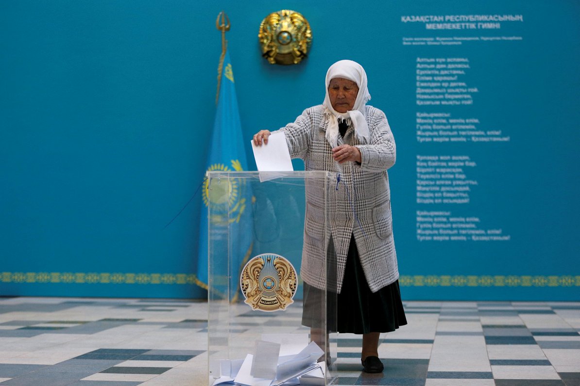 Kazahstānā sieviete balso referendumā par grozījumiem valsts konstitūcijā