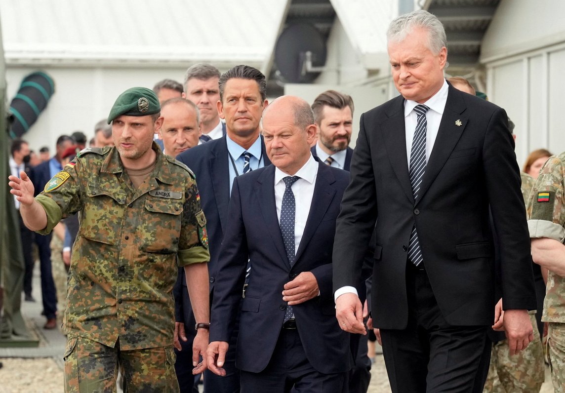 Vācijas kanclers Olafs Šolcs (vidū) ar Lietuvas prezidentu Gitanu Nausēdu (no labās) apmeklē NATO sp...