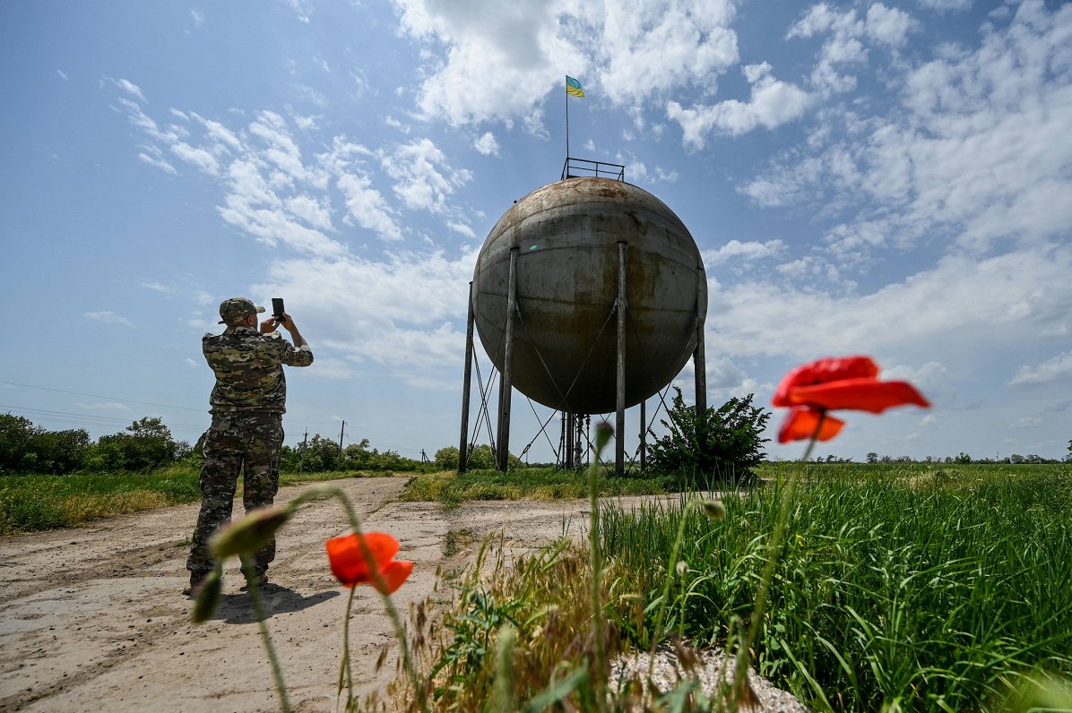 Ukrainas armijas karavīrs fotografē objektu Doneckas apgabalā