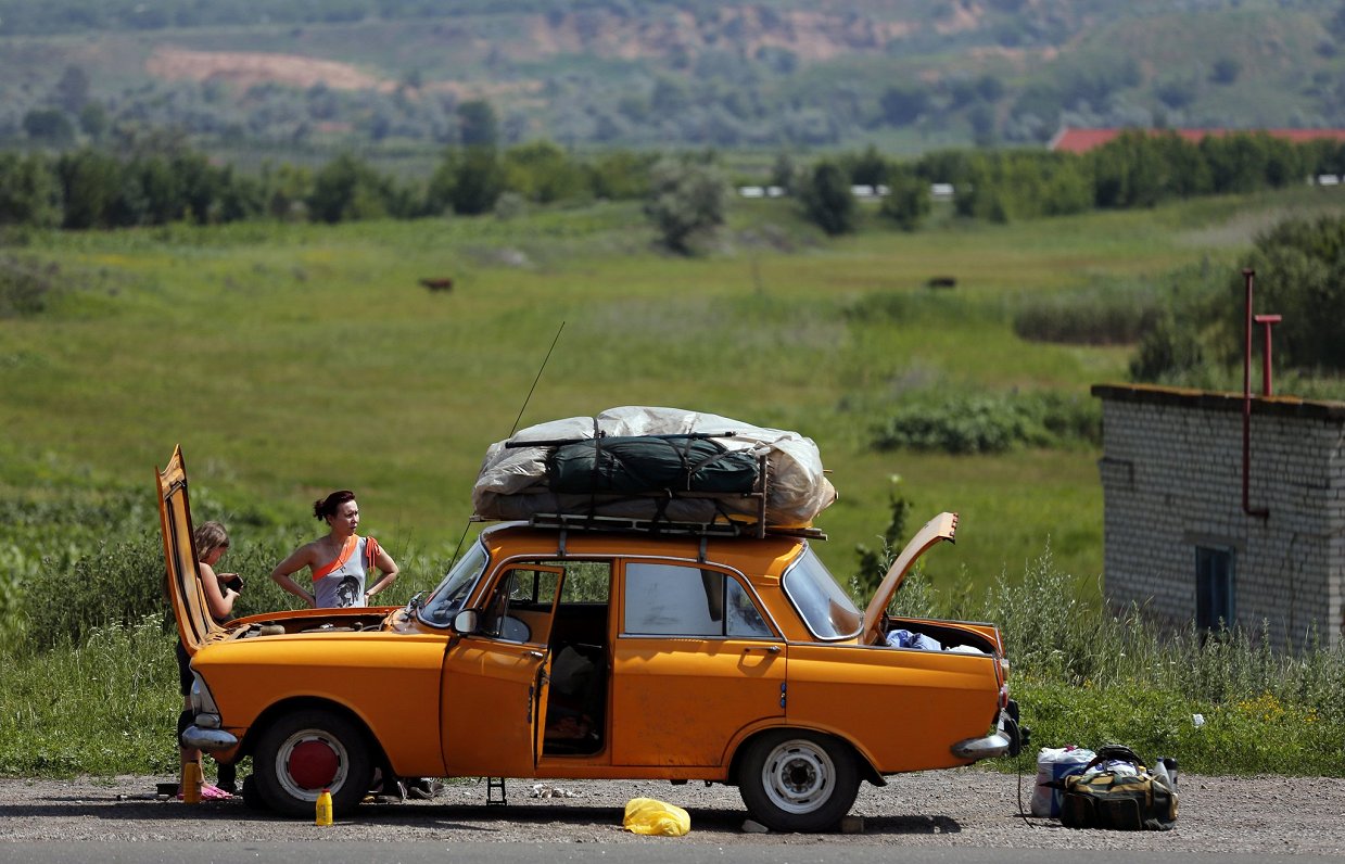 Ukraiņu sieviete ar padomju laikā ražotu &quot;Moskvič&quot; automobili, 2012. gadā Doneckas apgabal...