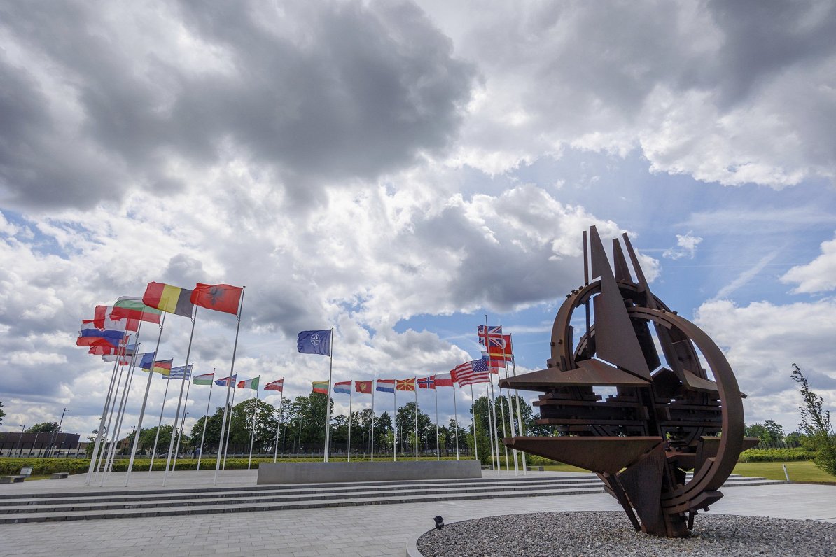 Karogi pie NATO organizācijas galvenās mītnes. 2022. gada maijs.