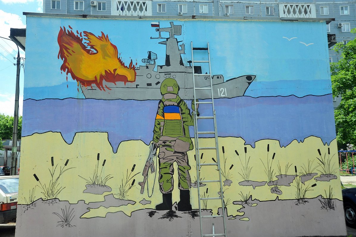 Ukrainas pilsētā Zaporižjā zīmējums uz mājas sienas vēršas pret Krievijas agresiju