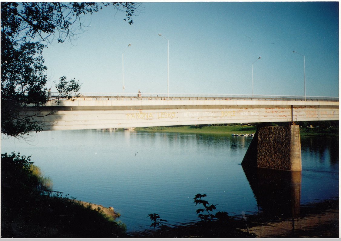 Vienības tilts Daugavpilī, uz kura studenti sarakstījuši izrāžu nosaukumus.