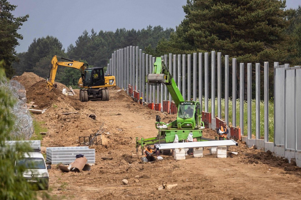 Polija būvē piecus metrus augstu žogu gar Baltkrievijas robežu