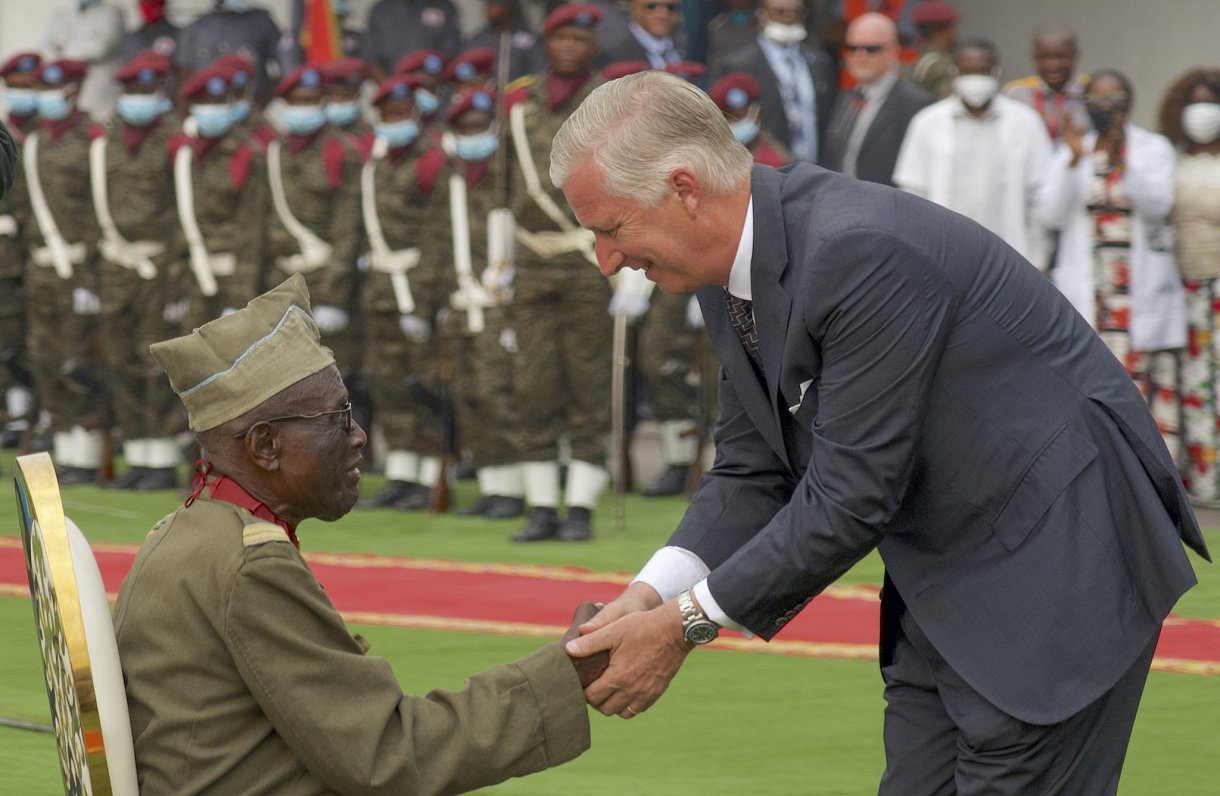 Beļģijas karalis Filips vizītes laikā Kongo DR sasveicinās ar Otrā pasaules kara veterānu