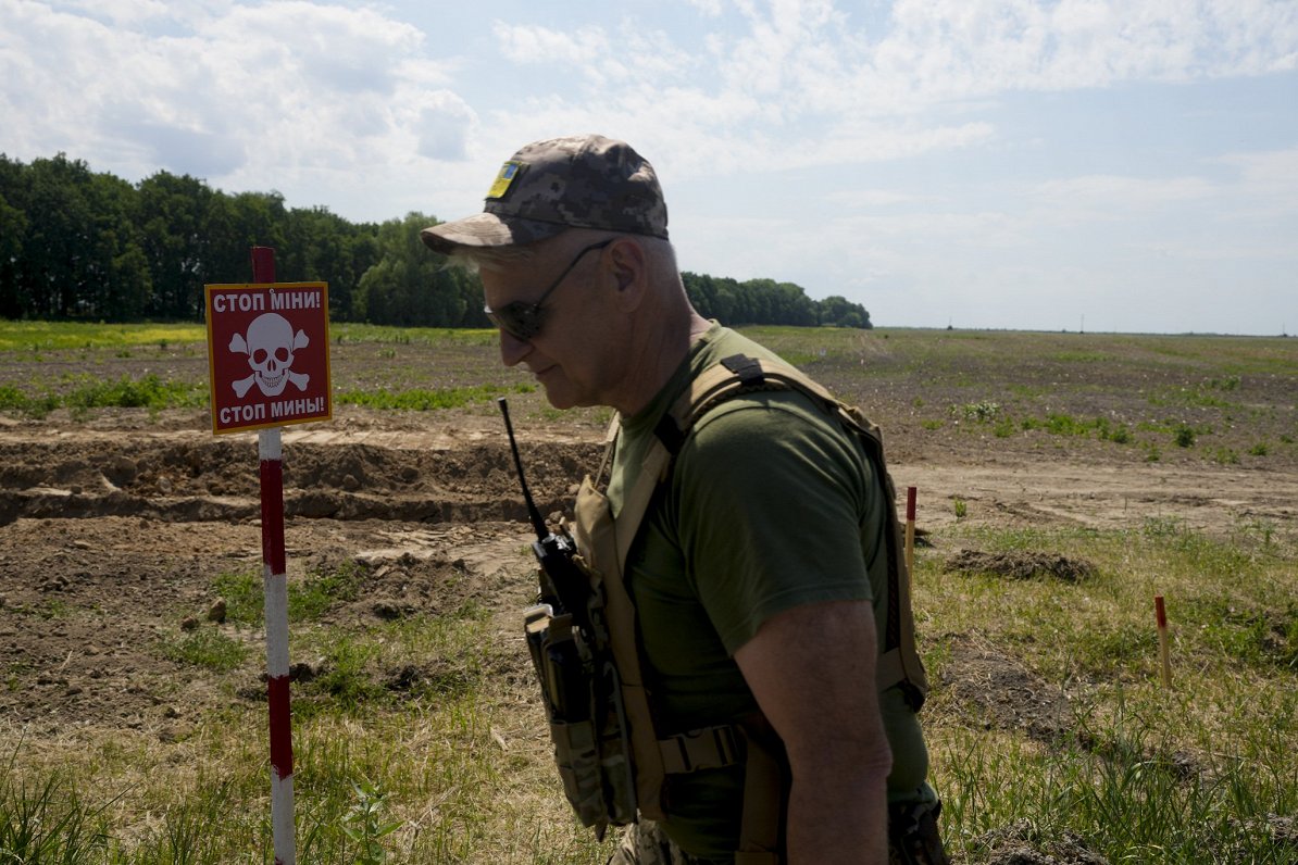 Ukrainas armijas karavīrs pie brīdinājuma par mīnām