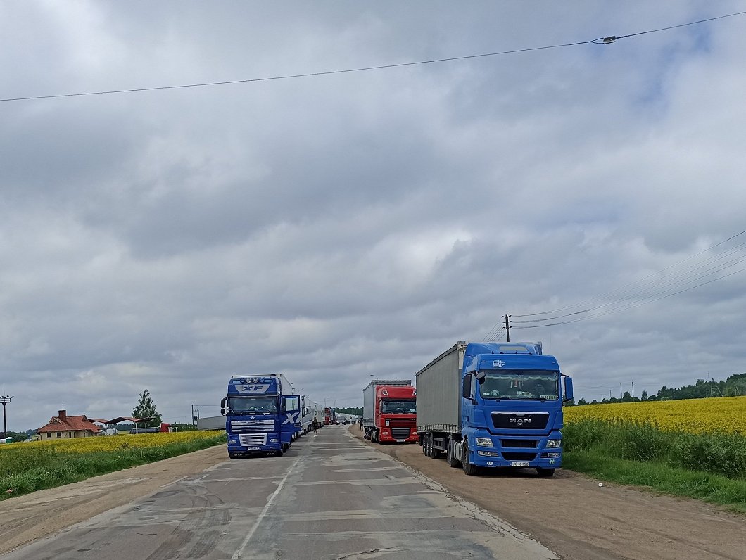 Uz Latvijas-Krievijas robežas dienām ilgi rindojās kravas automašīnas / raksts