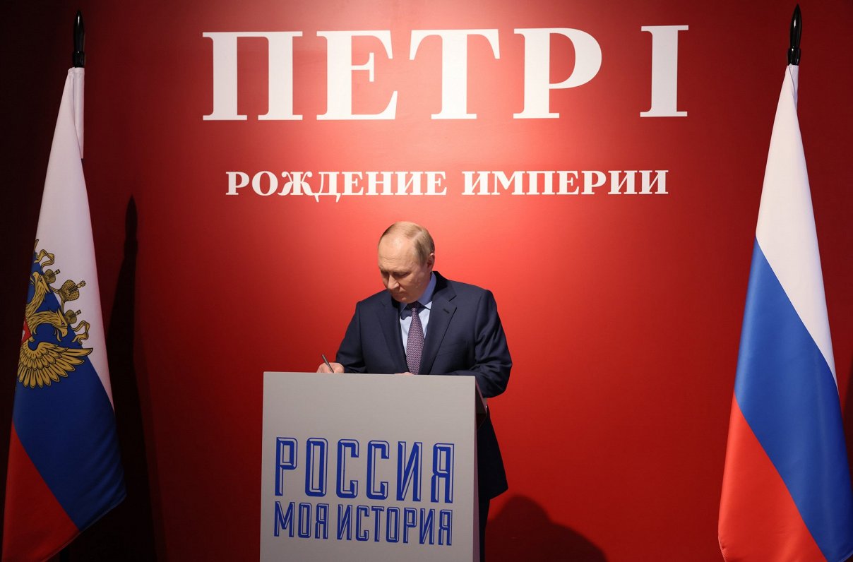 Krievijas prezidents Vladimirs Putins pasākumā, kas veltīts imperatora Pētera I 350 gadu jubilejai....