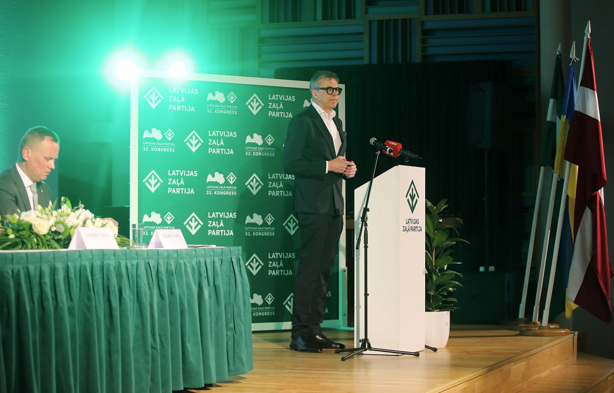 Arhitekts un uzņēmējs Uldis Pīlēns (no labās) piedalās Latvijas Zaļās partijas ārkārtas kongresā