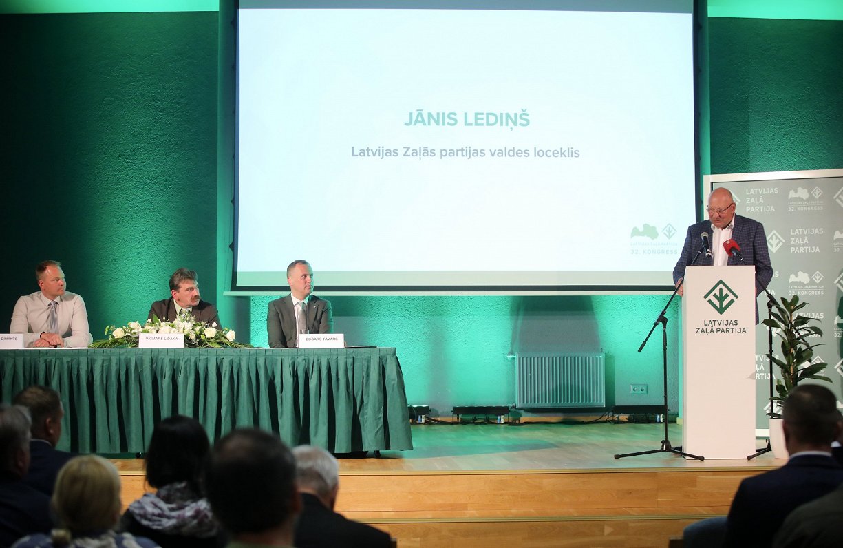 Latvijas Zaļās partijas valdes loceklis Jānis Lediņš (no labās) piedalās Latvijas Zaļās partijas ārk...
