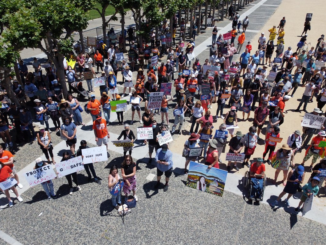 Protestētāji pieprasa stingrākus ieroču kontroles likumus Sanfrancisko, ASV.