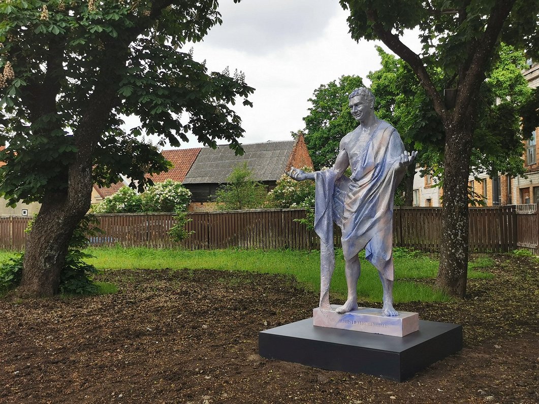 Egona Peršēvica skulptūra