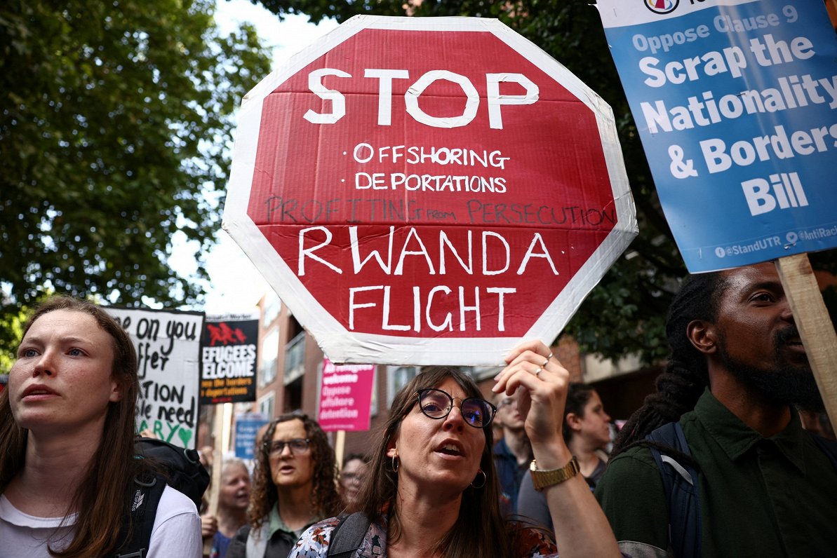 Protestētāji pieprasa apturēt migrantu izvešanu uz Ruandu