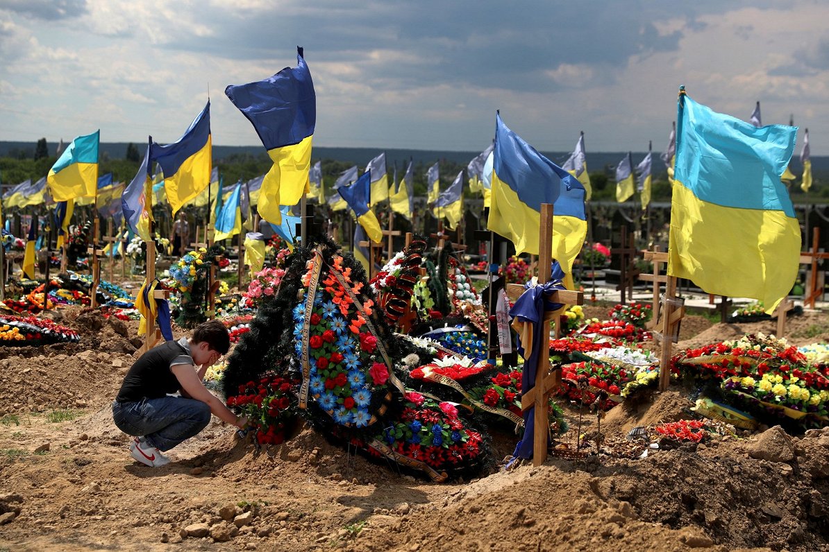 Harkivas apgabalā tiek apbedīti kaujās pret Krievijas iebrucējiem kritušie Ukrainas karavīri