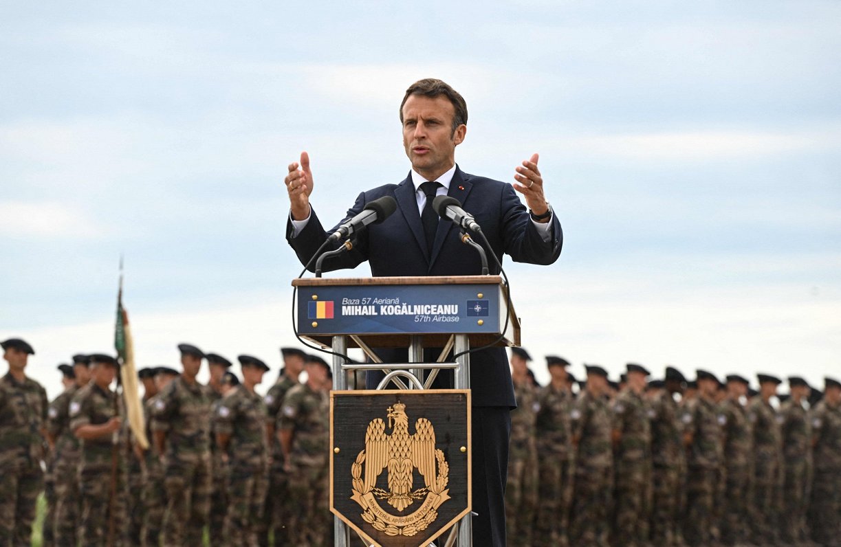 Francijas prezidents Emanuels Makrons vizītē karaspēka bāzē Rumānijā
