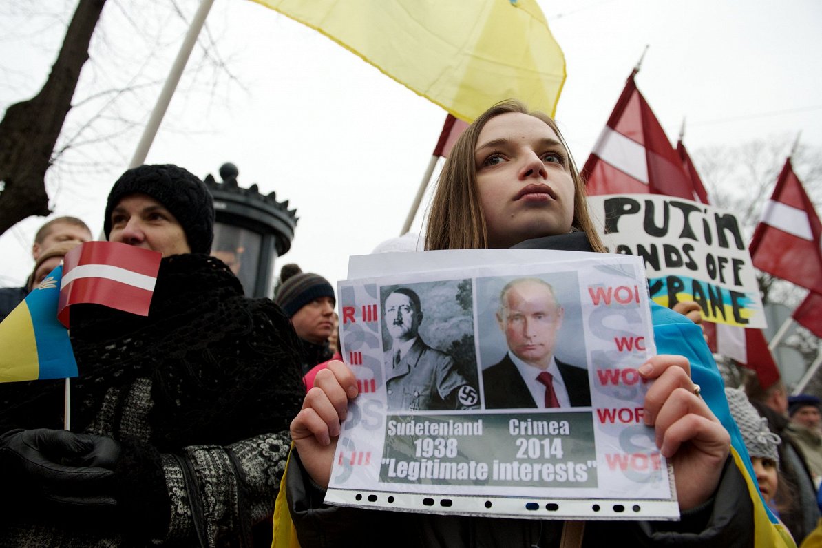 Protesta akcija pie Krievijas vēstniecības Latvijā, vēršoties pret Krimas aneksiju 2014. gadā