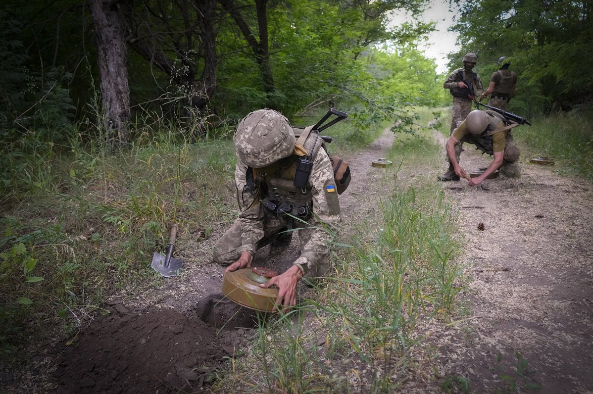 Ukraiņu karavīri liek prettanku mīnas