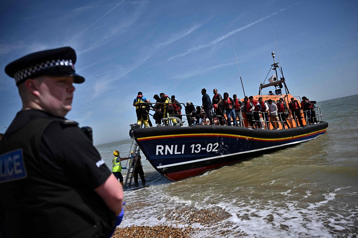 Migranti, kas Lielbritānijā nonākuši, šķērsojot Lamanša jūras šaurumu