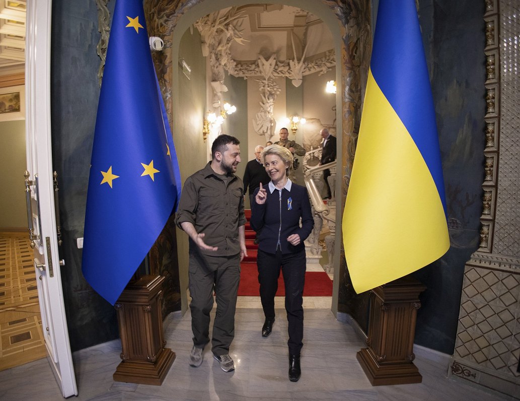 Eiropas Komisijas prezidente Urzula fon der Leiena ar Ukrainas prezidentu Volodimiru Zelenski tikšan...