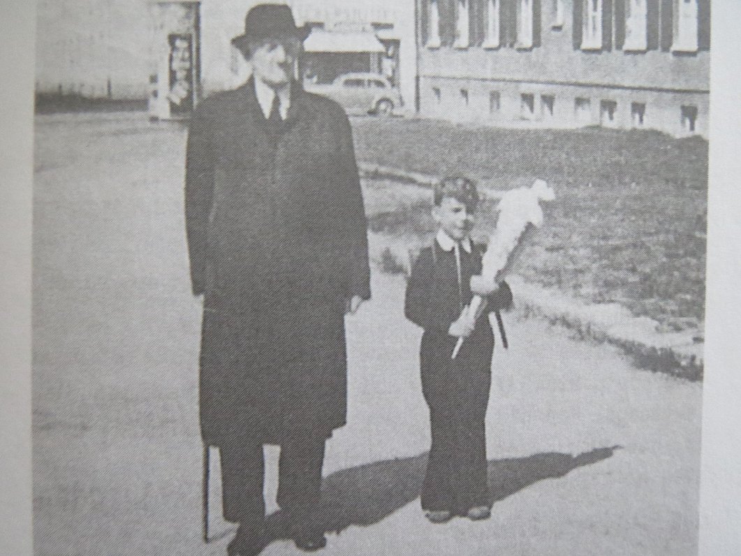 Elmārs Ernsts Rozītis sešu gadu vecumā Eslingenā atceļā no pirmās skolas dienas ar arhibīskapu Teodo...