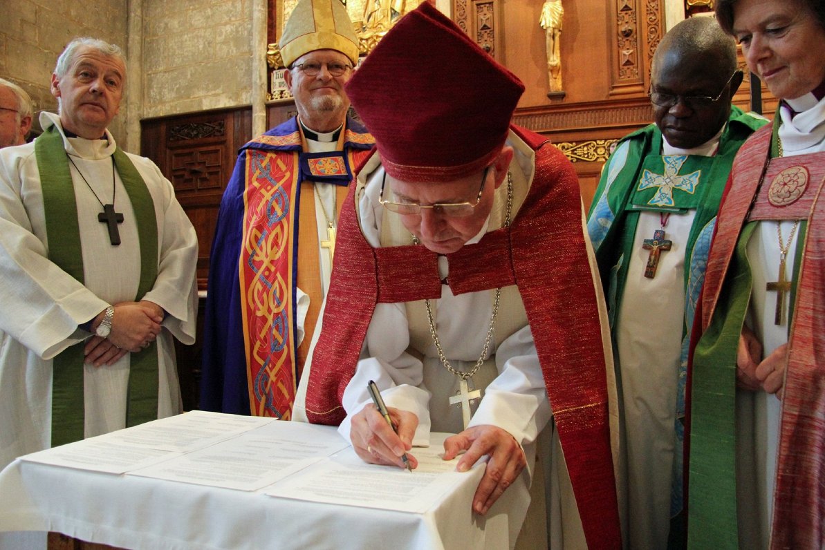 Elmārs Ernsts Rozītis, vēl esot arhibīskaps, paraksta svarīgu dokumentu – Latvijas evaņģēliski luter...