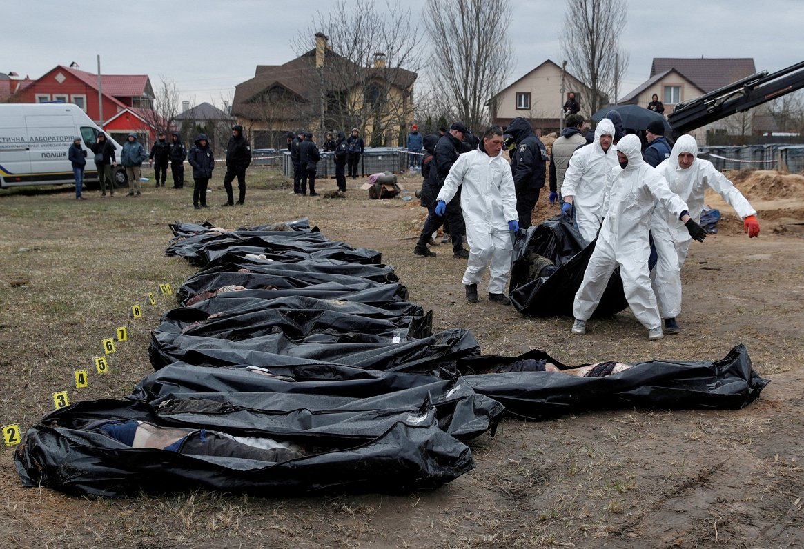 No masu kapiem izraktie civiliedzīvotāju līķi Ukrainas pilsētā Bučā