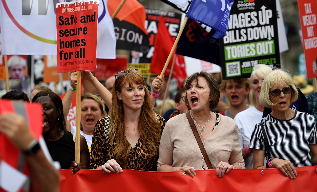 Protestētāji Londonā pieprasa valdībai aktīvāku rīcību dzīves dārdzības krīzē