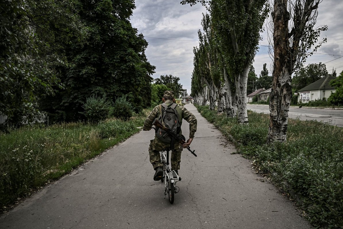 Briti atzīmē kaujas gara kritumu Ukrainā karojošo armiju rindās. Aktuālais 19. jūnijā