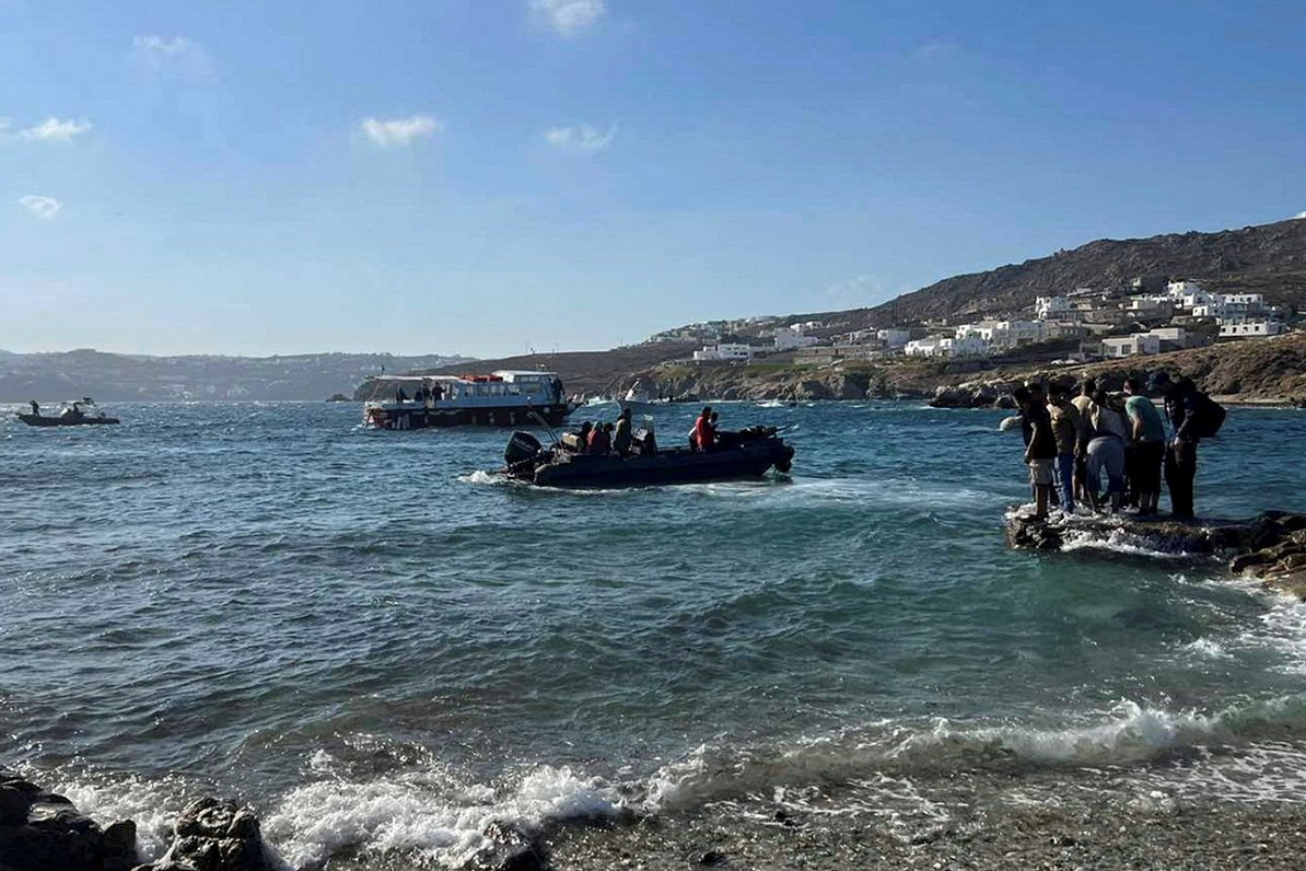 Migranti pie Grieķijas krastiem