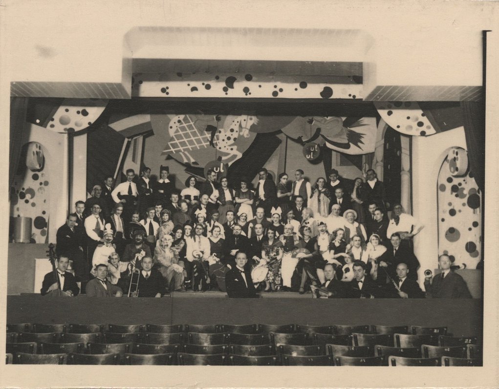 Pēc Rīgas Strādnieku teātra dziesmu spēles “Ju Ju” (1932). Centrā – aranžētājs, diriģents un mūzikas...