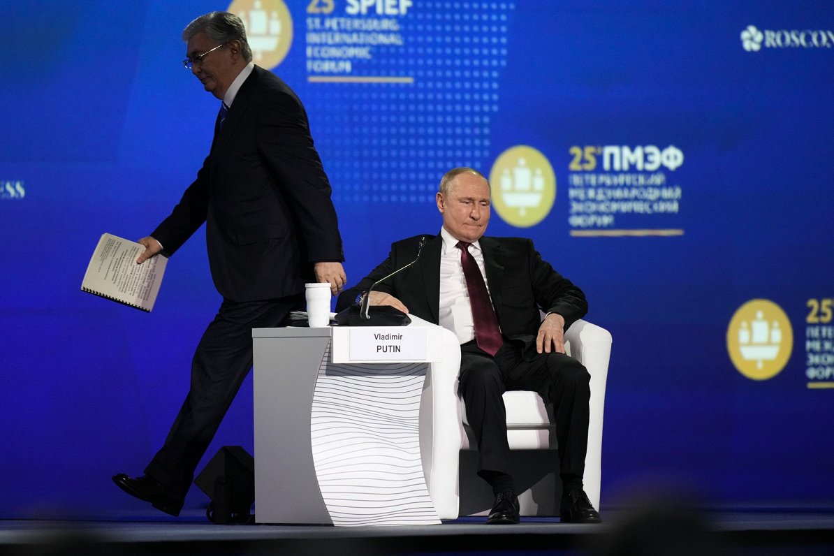 Krievijas prezidents Vladimirs Putins bijis aizkaitināts par Kazahstānas prezidenta runu Sanktpēterb...