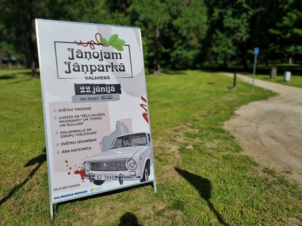 Līgo pasākuma plakāts Valmieras Jāņparkā.