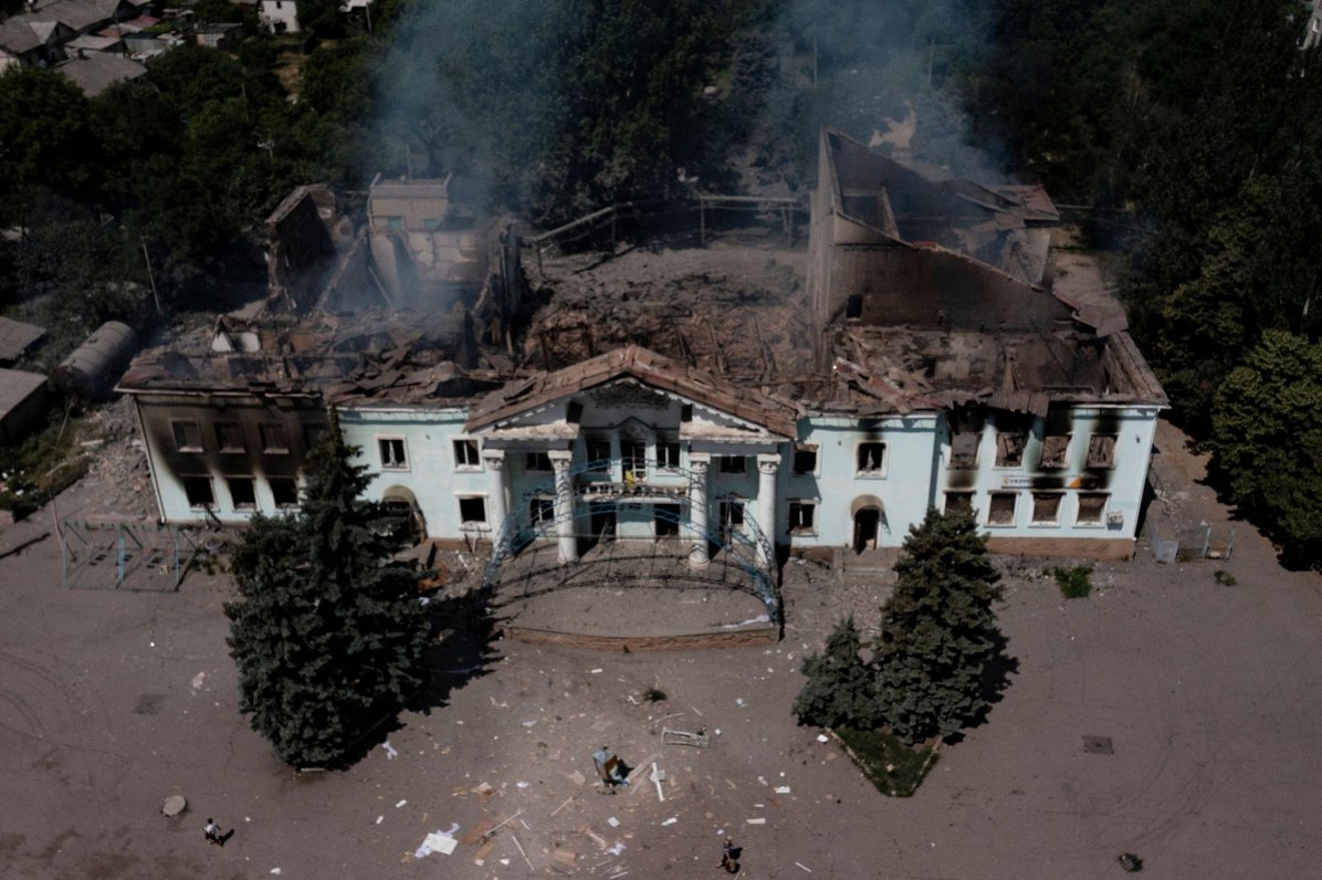 Krievijas uzbrukumā izpostīta ēka Ukrainas austrumu pilsētā Lisičanskā