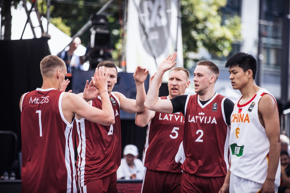 Latvijas 3x3 basketbola izlase priecājas par uzvaru pār Ķīnu