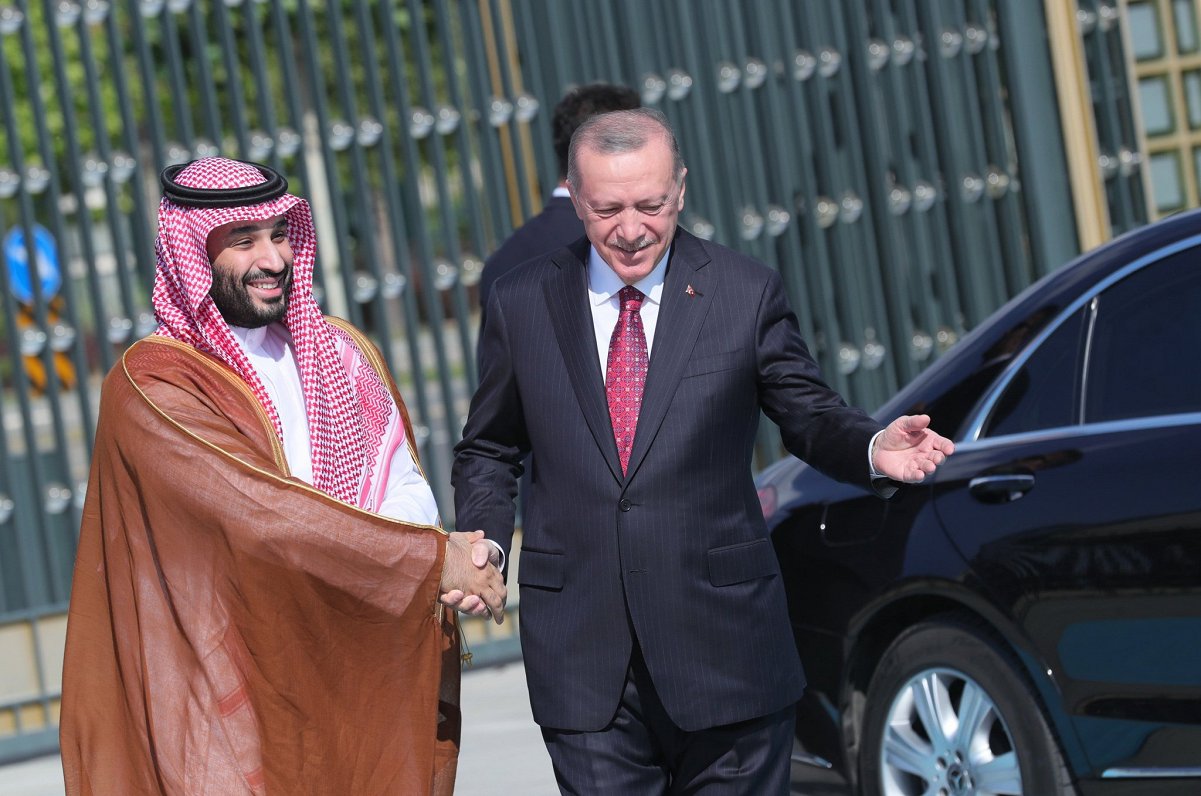 Turcijas prezidents Redžeps Tajips Erdogans (no labās) tiekas ar Saūda Arābijas kroņprinci Mohamedu...