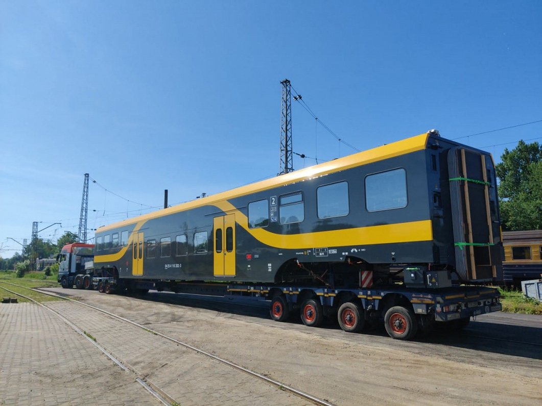 Rīgā nogādāti pirmie divi jauno elektrovilcienu vagoni