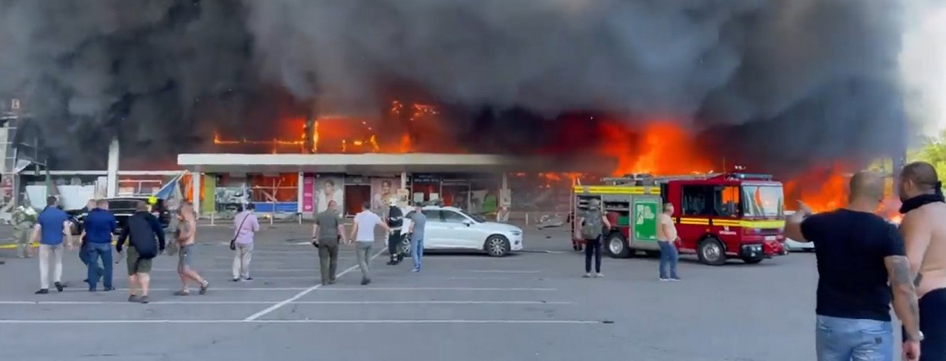 Pēc raķetes trieciena aizdedzies tirdzniecības centrs Ukrainas pilsētā Kremenčukā