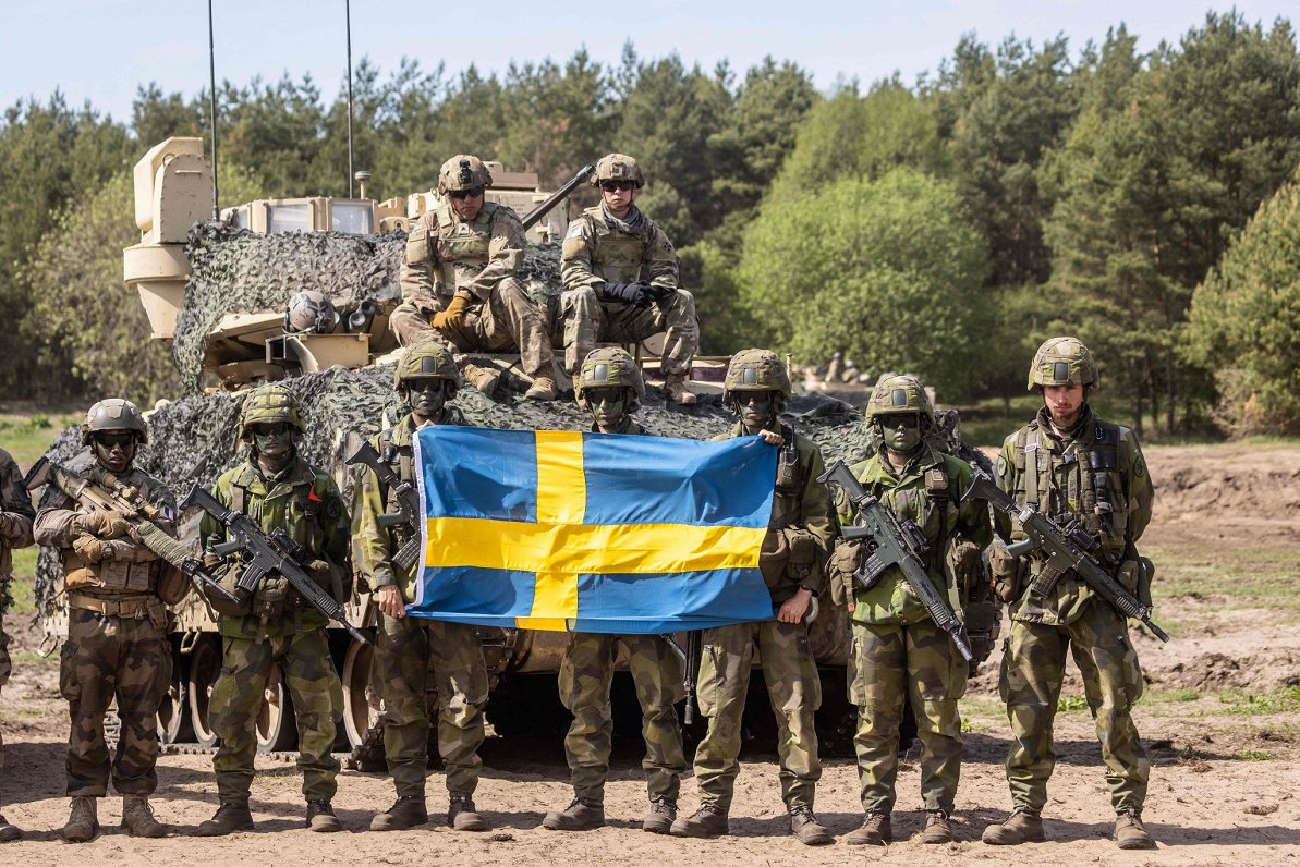 Zviedrijas karavīri militārās mācībās kopā ar NATO valstu karavīriem Polijā