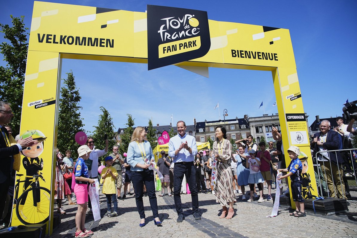 &quot;Tour de France&quot; direktors Kristians Prudoms (centrā) un Kopenhāgenas mēre Hestropa Anders...