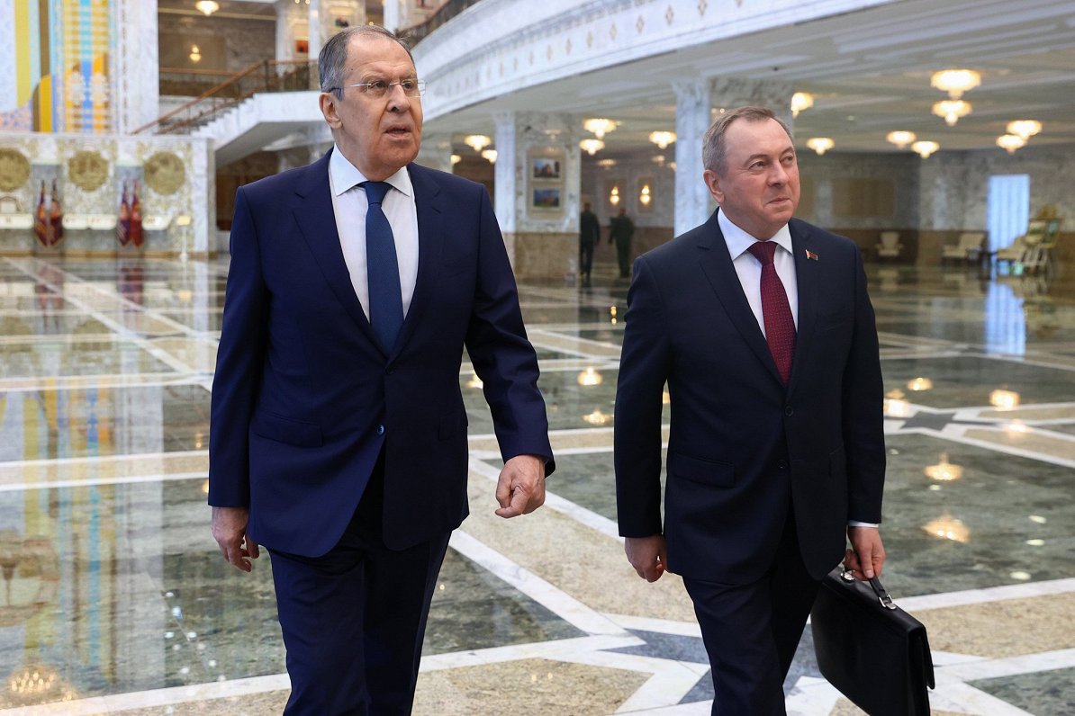 Krievijas ārlietu ministrs Sergejs Lavrovs (no kreisās) ar savu Baltkrievijas kolēģi Vladimiru Makej...