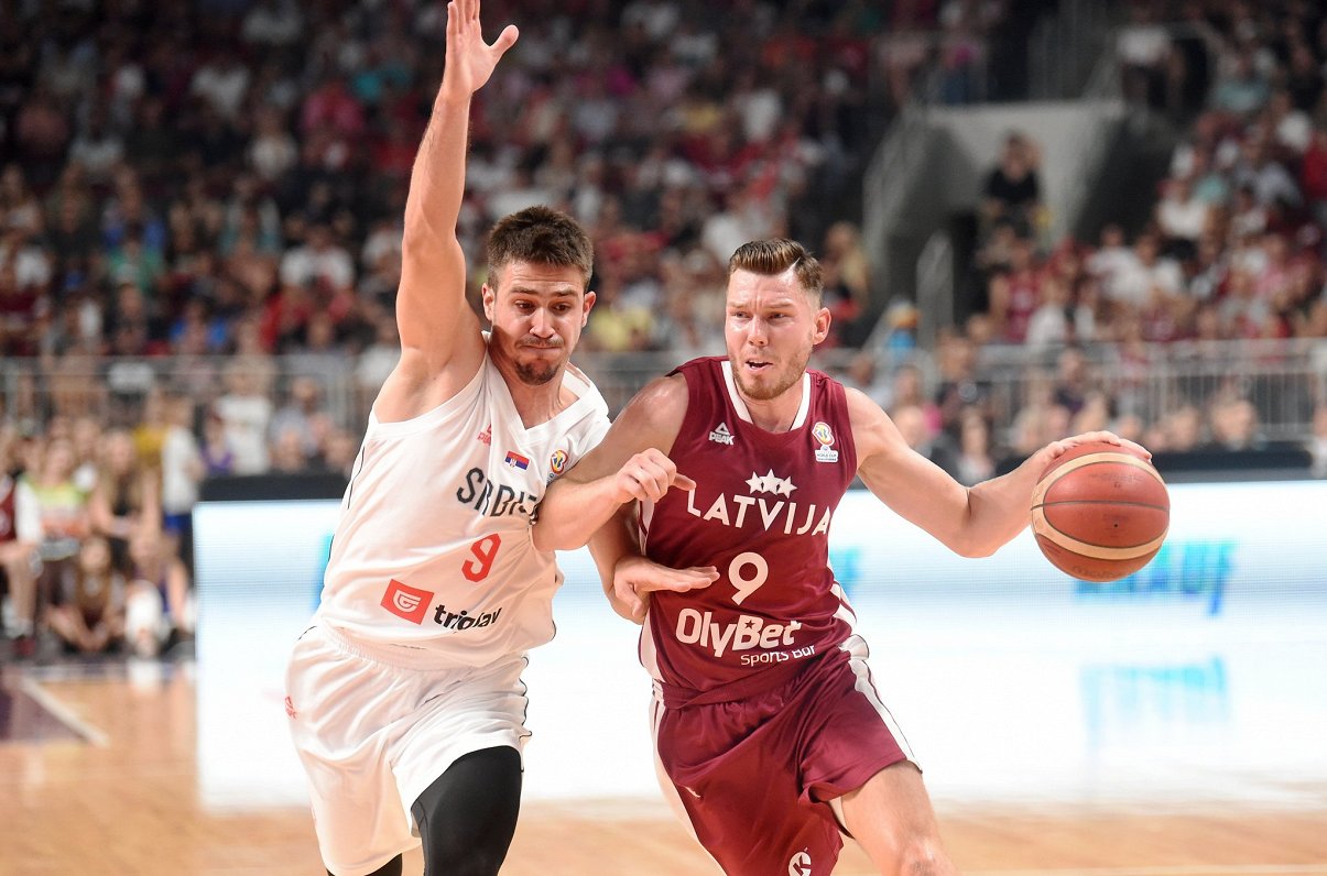 Dairis Bertāns (pa labi) Latvijas basketbola izlases spēlē pret Serbiju