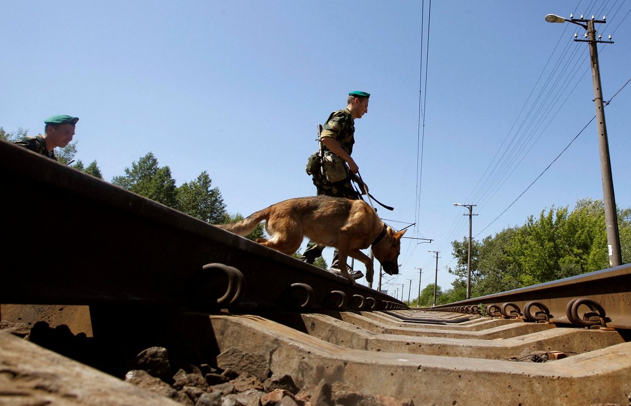 Baltkrievijas robežsargi pie dzelzceļa sliedēm