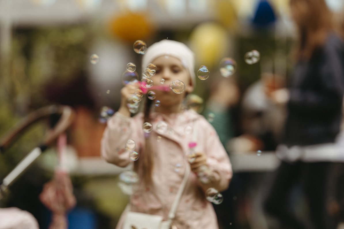 Bērns pūš burbuļus