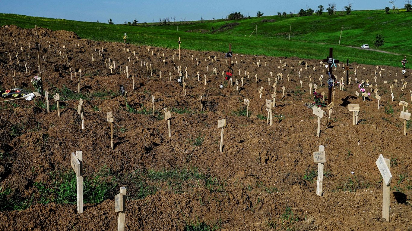 Свежие могилы неопознанных. Украина, близ оккупированного Мариуполя, 03.06.2022.