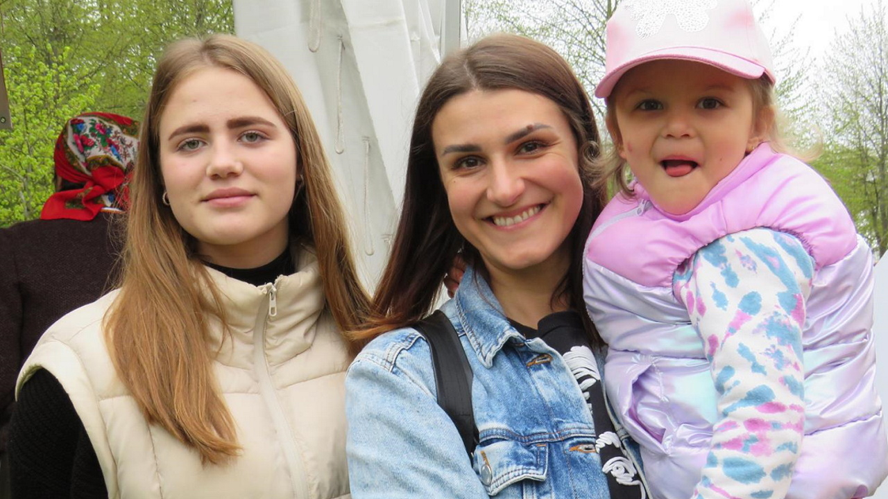 Лидия Литовкина с дочерьми незадолго до возвращения домой из Лиепаи.